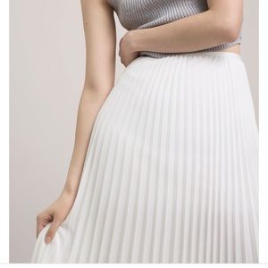 Aritzia Babaton Short Jude pleated skirt